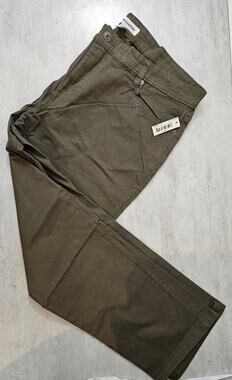 NWT Amazon Essentials Men's Straight-Fit Stretch – Green (42W x 28L)